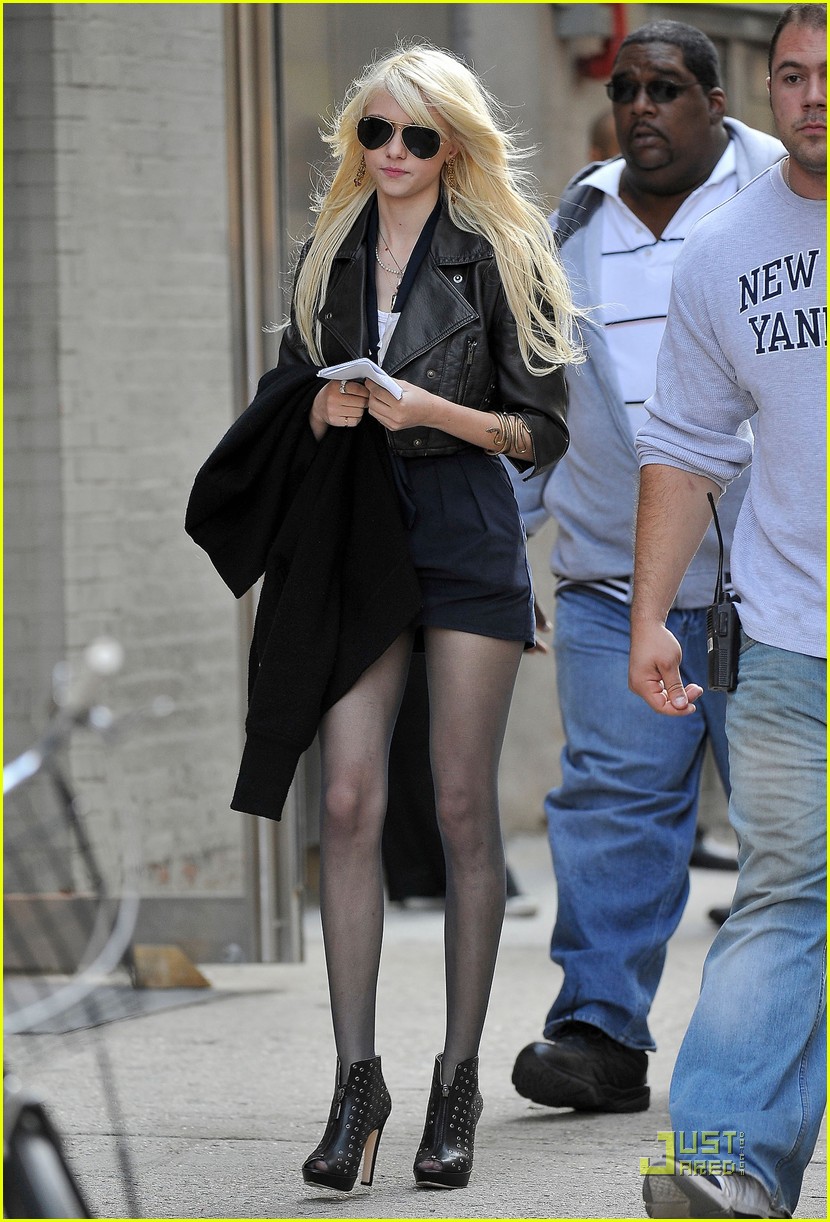 taylor-momsen-smiles-sweetly-03